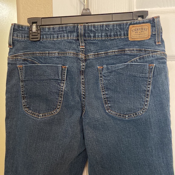 Signature Levi Strauss Mid Rise Dark Wash Blue Jean's - Picture 5 of 5